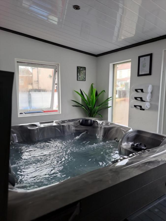 Family Holiday With Hot Tub , Family Groups Only Blackpool Ngoại thất bức ảnh