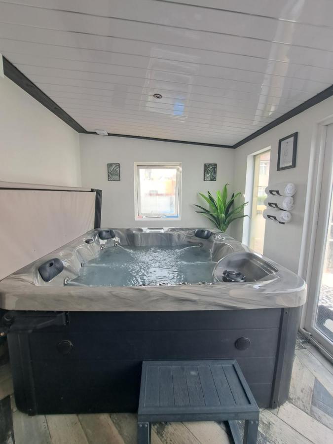 Family Holiday With Hot Tub , Family Groups Only Blackpool Ngoại thất bức ảnh